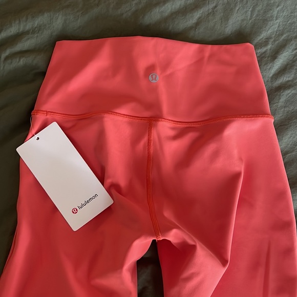 NWT Lululemon Wunder Under HR - Picture 3 of 3